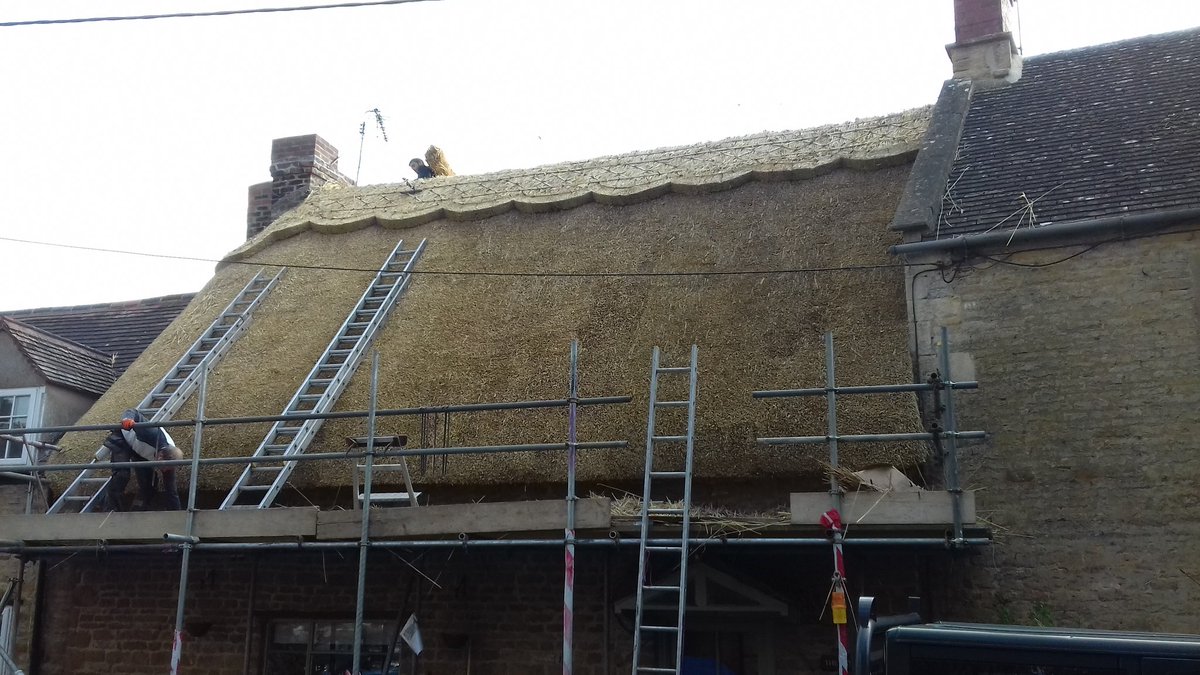 Great country skill still alive in Kingham #thatch