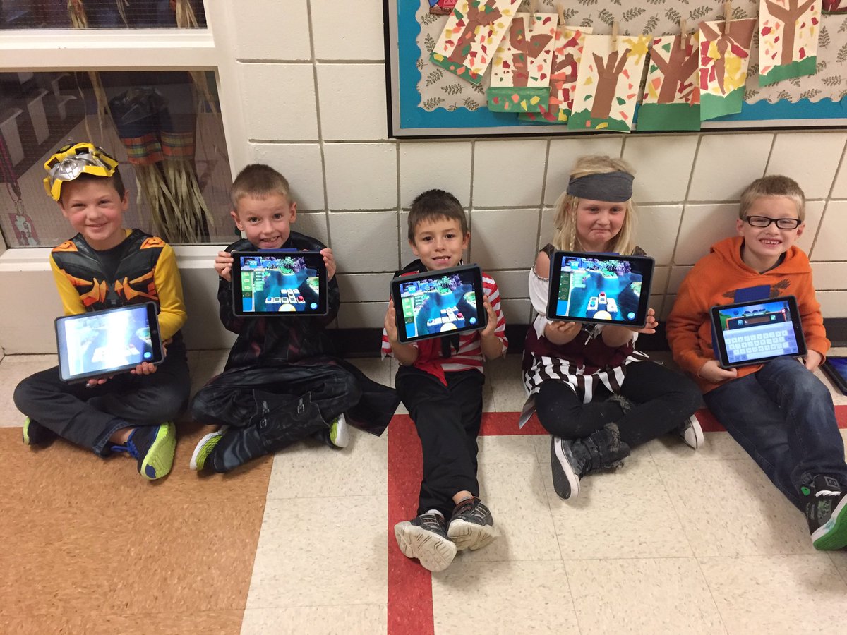 Mrs_Steinhilber's tweet image. A 2H &quot;Code for 20&quot; #CodingParty #KidsCanCode #ComputerScience #hsdlearns #seshsd 👦🏻👧🏼💡💻