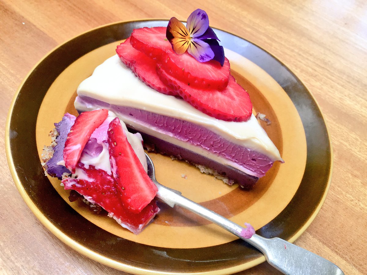 JulieAnneGenter's tweet image. Highly recommend the @LittleBirdOrg recipe app. Made this berry white cacao layer cake yesterday. No words. #raw #vegan #goodness