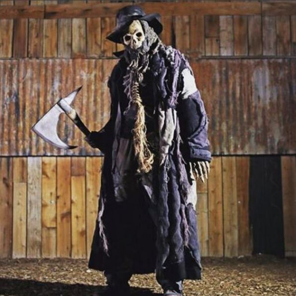 Halloween idea: Scare yourself at <a href="/FearFarmPhoenix/">Fear Farm</a> &amp; more haunted houses listed in our Halloween blog post 👻 ow.ly/feWk305yvCK