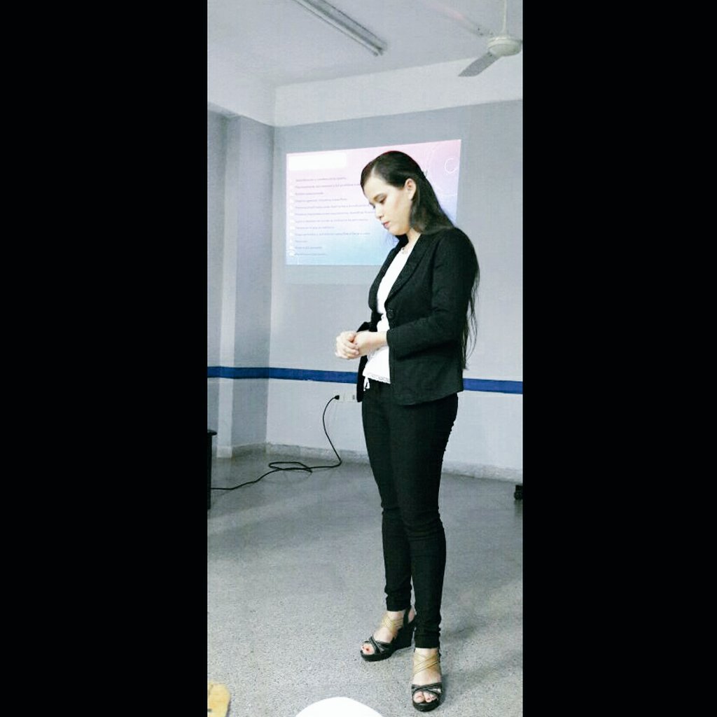 GuerreroGisel's tweet photo. ☝Así cuando te dormis en tu propia exposición😴..JAJA😆 #Fonoaudiología #DefensaDeProyecto #SePuedo 💪👍💕 https://t.co/smFQfmsp18