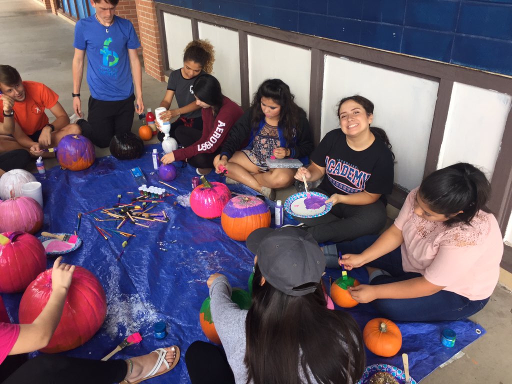 Weber_Eng1PreAP's tweet photo. Avid family fun Friday working on our pumpkin patch https://t.co/Y0D70IPr9X