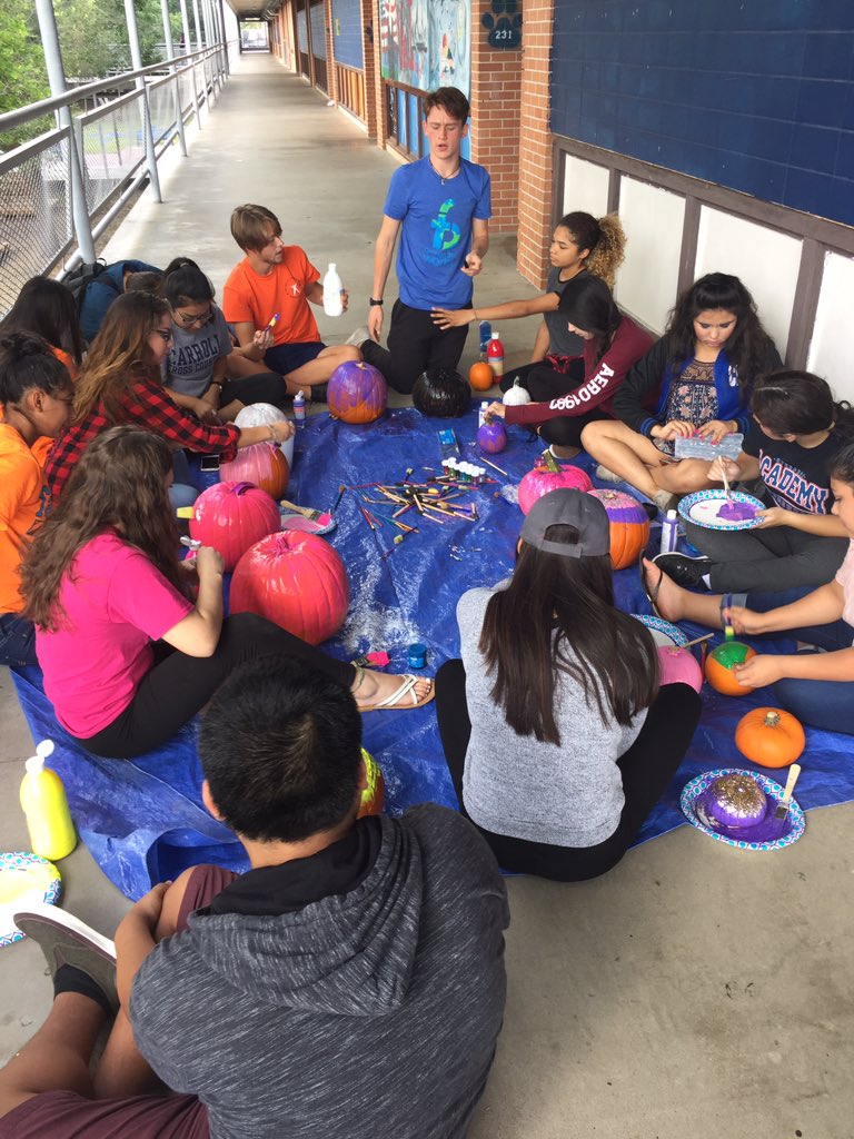 Weber_Eng1PreAP's tweet photo. Avid family fun Friday working on our pumpkin patch https://t.co/Y0D70IPr9X