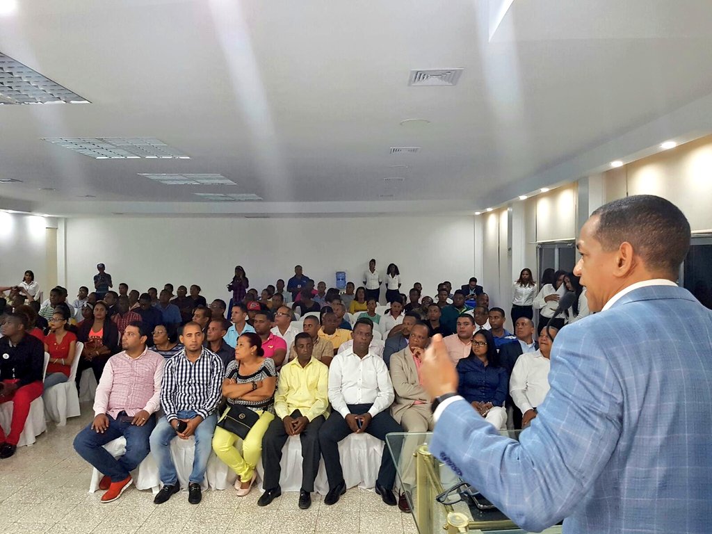 Fernan2bonilla's tweet photo. Ahora en Barahora conferencia; Que es un Partido Progresista, por el senador @JCesarValentin #ValentinCreandoLideres https://t.co/SmBX5HDcZs