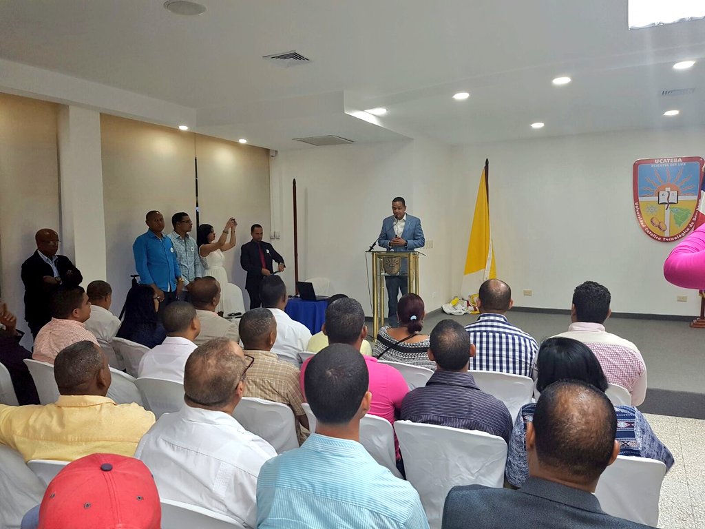 VanCiudadana's tweet photo. Ahora en Barahona conferencia; Que es un Partido Progresista, por el senador @JCesarValentin #ValentinCreandoLideres https://t.co/CRcVOUq4hl