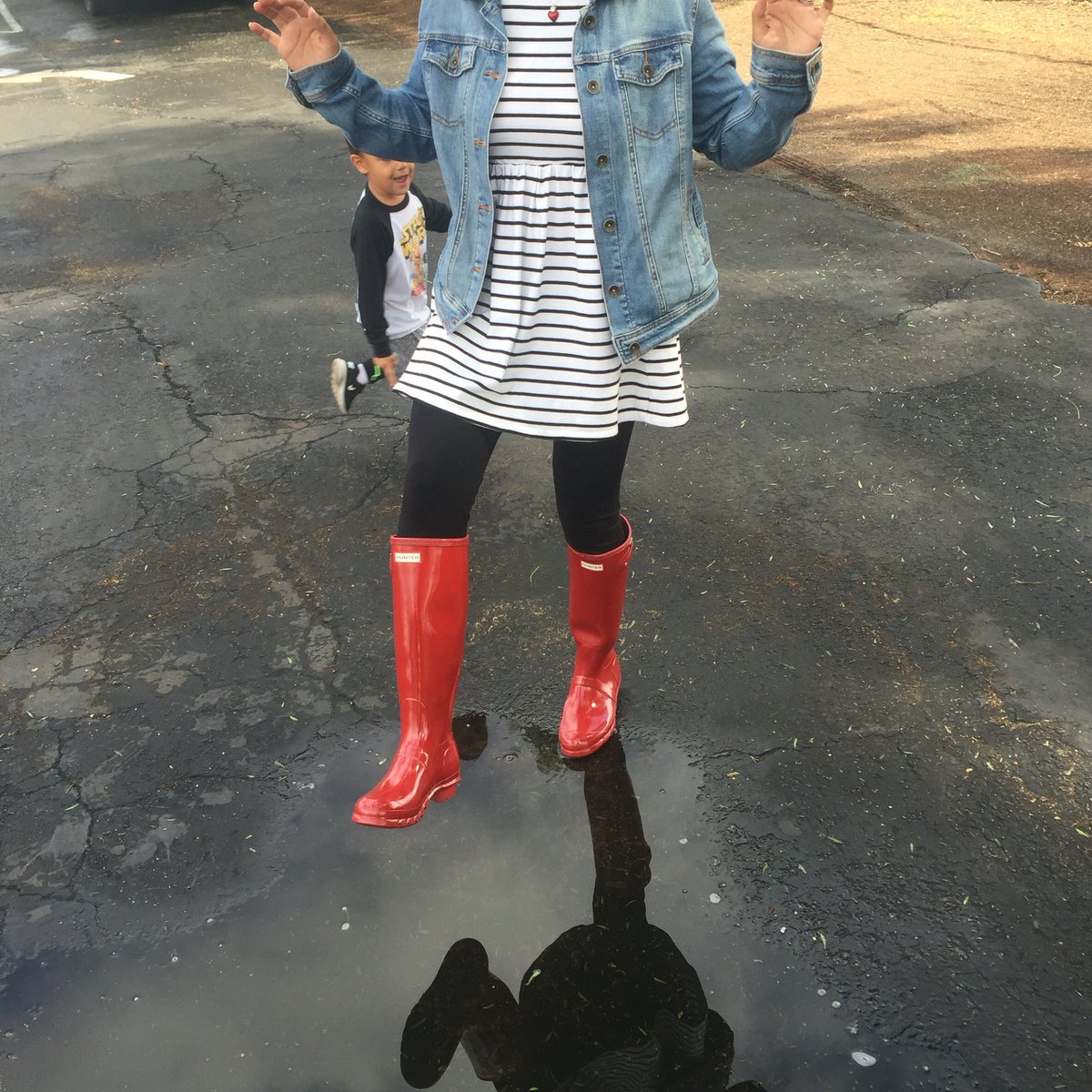 MomsAndBeyond's tweet photo. Just doing an #OOTD photo shoot and my #3yo #son decides to photobomb. LOVE my @HunterBoots! #MomLife #RealLife #HighLowStyle โค๏ธL https://t.co/9zm2NpAhJG
