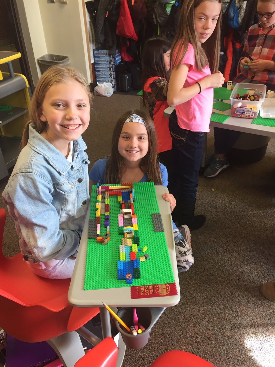 khanninen89's tweet photo. Born engineers! It is important to just get out of their way! #HanninensHouse #Legosrock #learningwithoutinstruction https://t.co/s44SB5uwJT