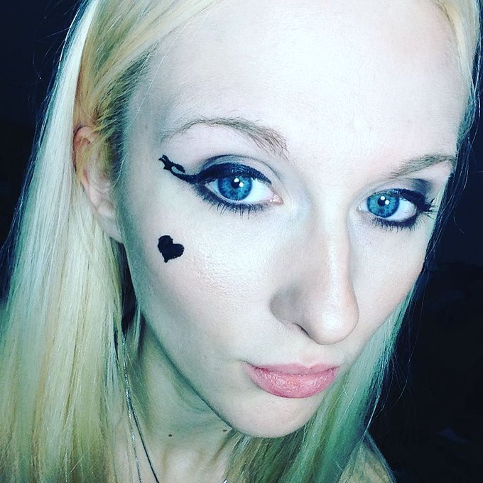 Halloween eye makeup #halloween #makeup #eyemakeup #blonde #blonde #webcamgirl #eyeliner #… https://t