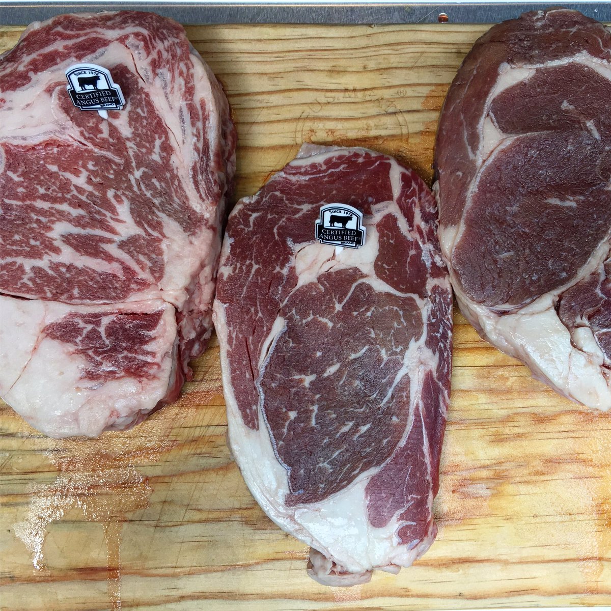 SigmaFoodservic's tweet photo. ¿Puedes ver la diferencia en el marmoleo de la carne #Prime #CertifiedAngusBeef ? #ComnorSigmaFoodservice https://t.co/krQEzuA3nb