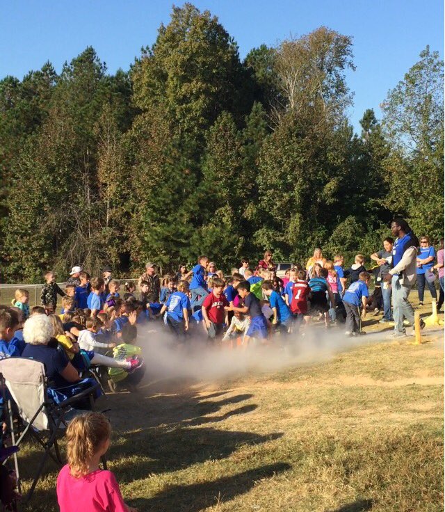 BeverlyLong_RF's tweet photo. 2nd grade Science lesson on Fall Friday!! @KidsDeserveIt @MrsBohlerSES  #seslearners https://t.co/Rt2tBBz1u0