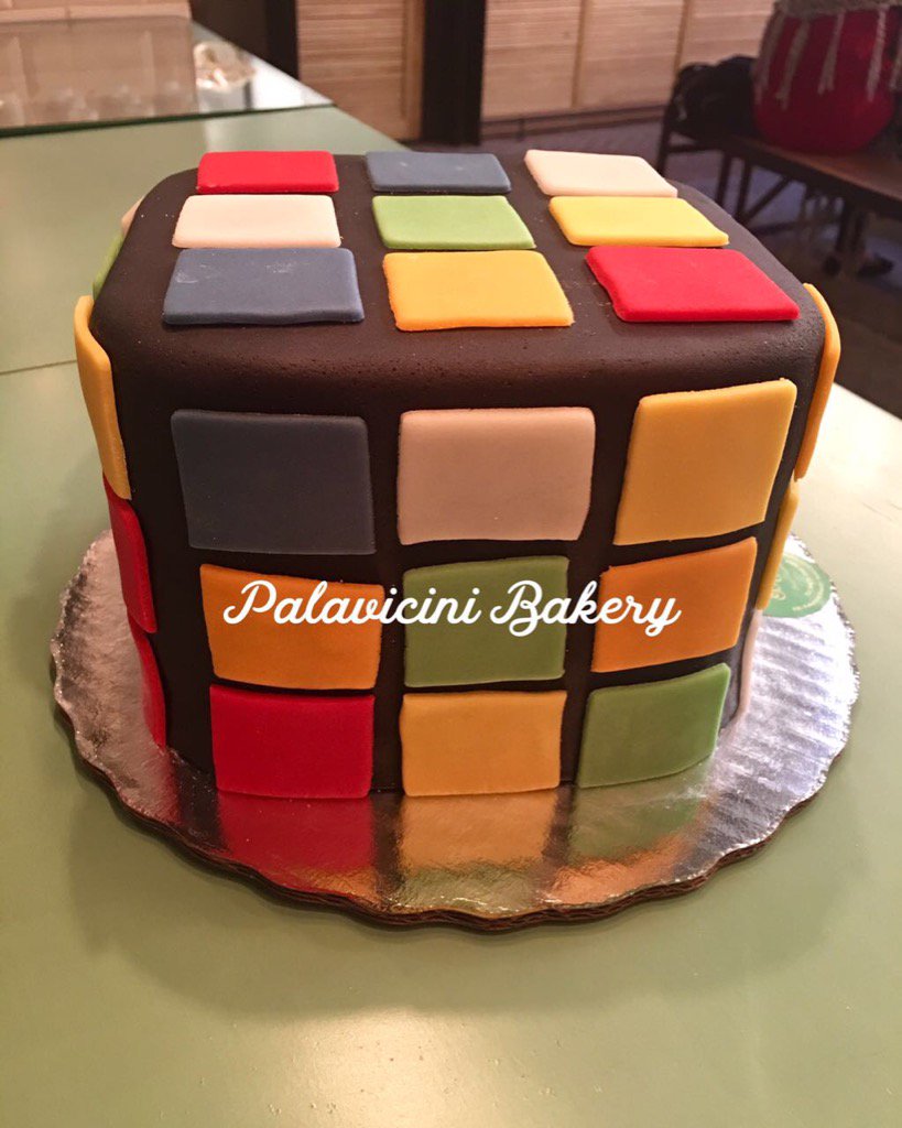 Palavicinibaker's tweet photo. La más reciente producción de #pasteldecorado #rubik #RubiksCube #cake #cakedesign #emprendedoras https://t.co/i736eFCodd