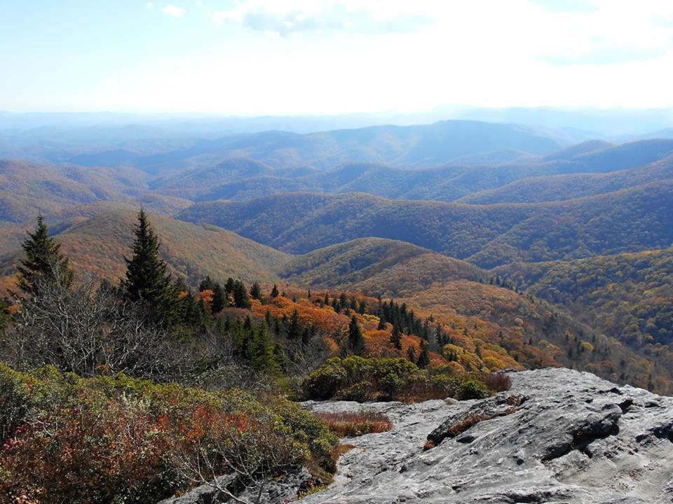 BethMcCall84's tweet photo. Beautiful today on top of Devil's Courthouse! #blueridgemountains #devilscourthouse #mountains #Fall https://t.co/vGPpg2wsKv
