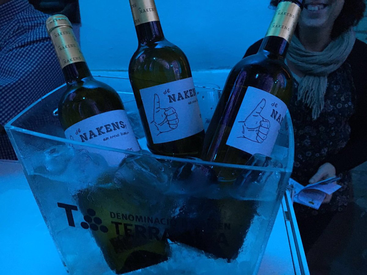 Agricolacorbera's tweet photo. A la 7a Nit de les Garnatxes Blanques a la @coopgandesa amb els #Nakens! Una nit màgica! https://t.co/FiSEELKTsu
