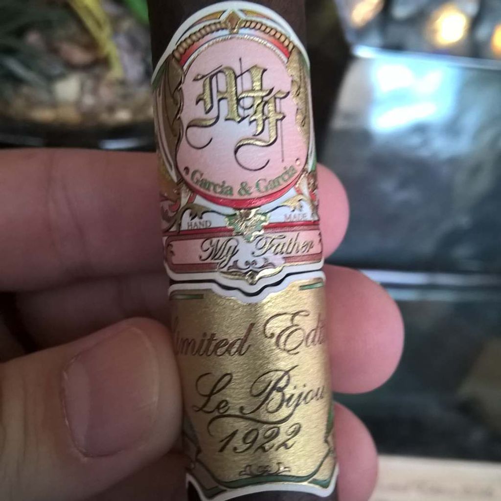 TabaquitoTime's tweet photo. #TabaquitoTime #MyFatherCigars #LeBijou1922 #LimitedEdition2016 #Toro https://t.co/EZ8baBTZ27 https://t.co/wnhkdY0Cbw