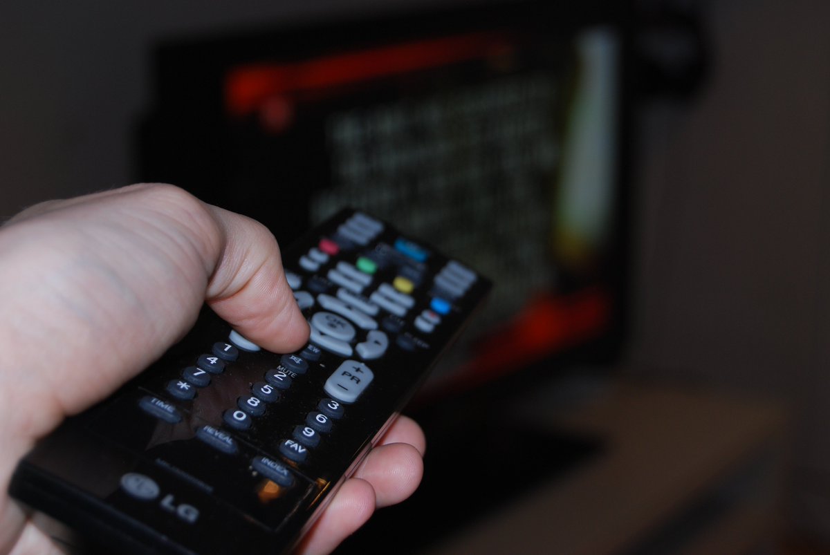BlueLightSyn's tweet photo. Watching #TV in #Bed: The Common Habit that Spoils Your #Sleep https://t.co/9R6GHWlxRa by @juliasteelerod #BlueLightSyndrome #LED #Health https://t.co/UZ7xVitLXj