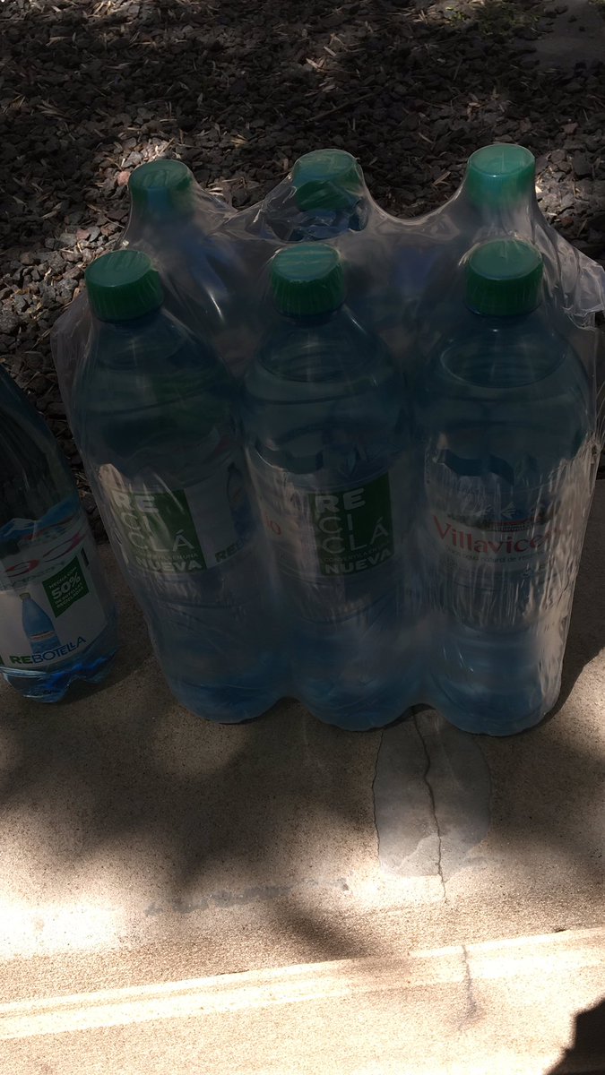 MsJosefinaR's tweet photo. Cuando se sientan fracasados sepan que mi primer "sueldo" me lo pagaron en agua. Literalmente #packde6 https://t.co/2XmJeaSa9x
