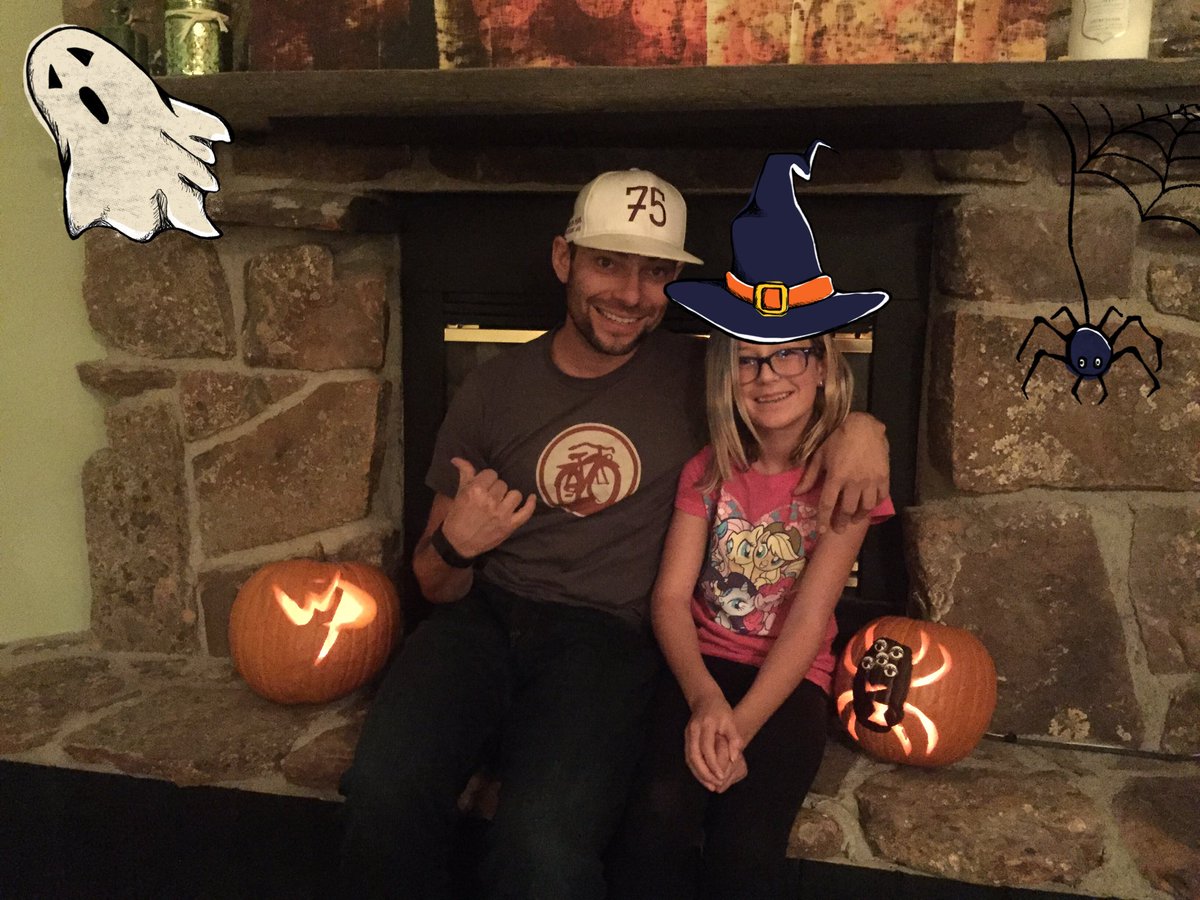jjgarrison63's tweet photo. Carving Halloween Pumpkins!!! https://t.co/REeggnYdCP