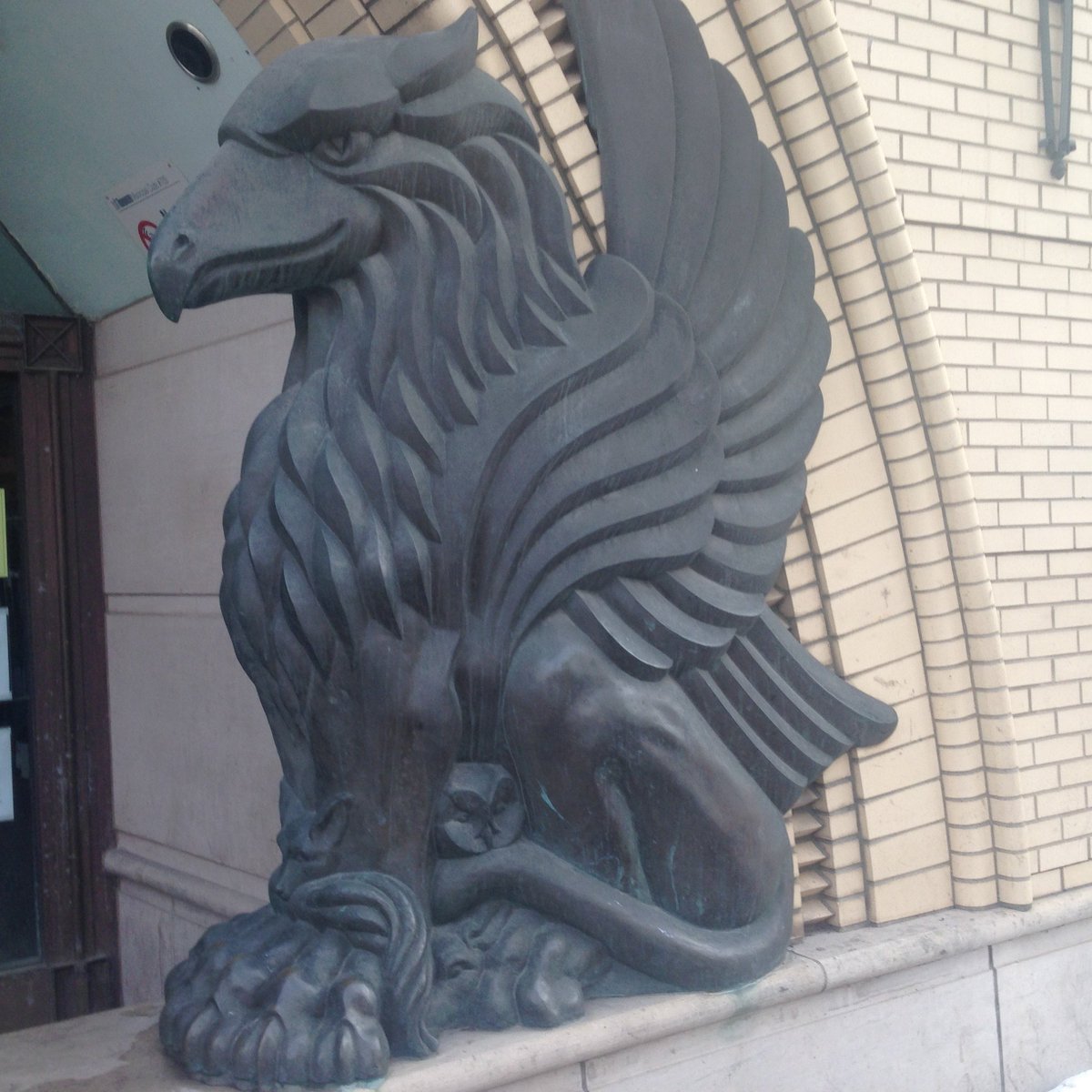 GryphonStatue's tweet photo. I think I'm cooler. https://t.co/XZEhhJR6Z2