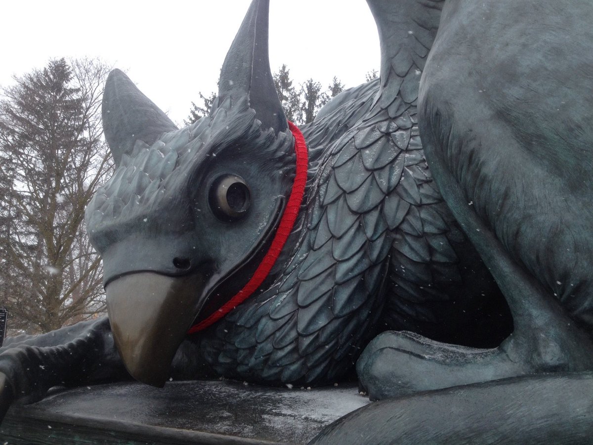 GryphonStatue's tweet photo. Don't de-lei, follow me today. #Hawaiian #Comedian https://t.co/zDe10xHXY7