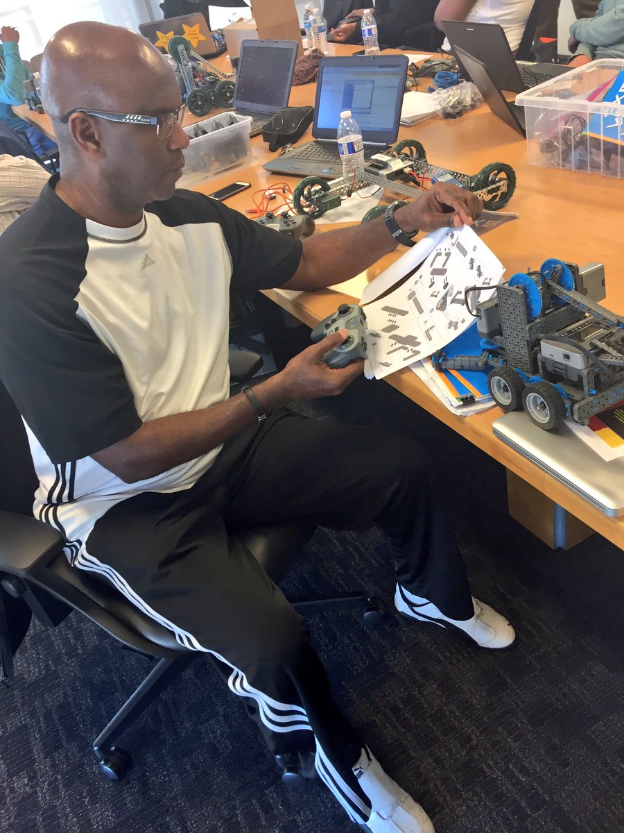 AllnSTEM's tweet photo. Thanks for a great build day! 🤖#robots #vexiq #dcrobotics https://t.co/7Rn51kA3Kw