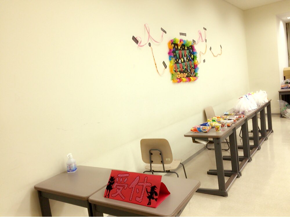 k_821y's tweet photo. 1年A組 お菓子のくじ引きandゲーム
1F112教室でやってます。
1回50円でやってまーす😍💕
#OWJC
#幼児教育1年A組
#拡散してね https://t.co/rcfuV4Jxa8