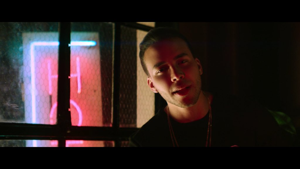 MarinaUmana's tweet photo. This look tho 😋😅 @PrinceRoyce #MonedaMusicVideo https://t.co/JWke4vgk05
