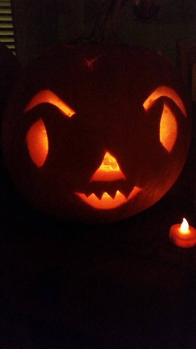slack10_slack's tweet photo. Decorating pumpkins! https://t.co/v6tlySp6GG
