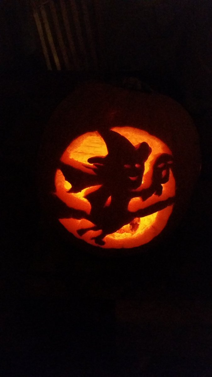 slack10_slack's tweet photo. Decorating pumpkins! https://t.co/v6tlySp6GG
