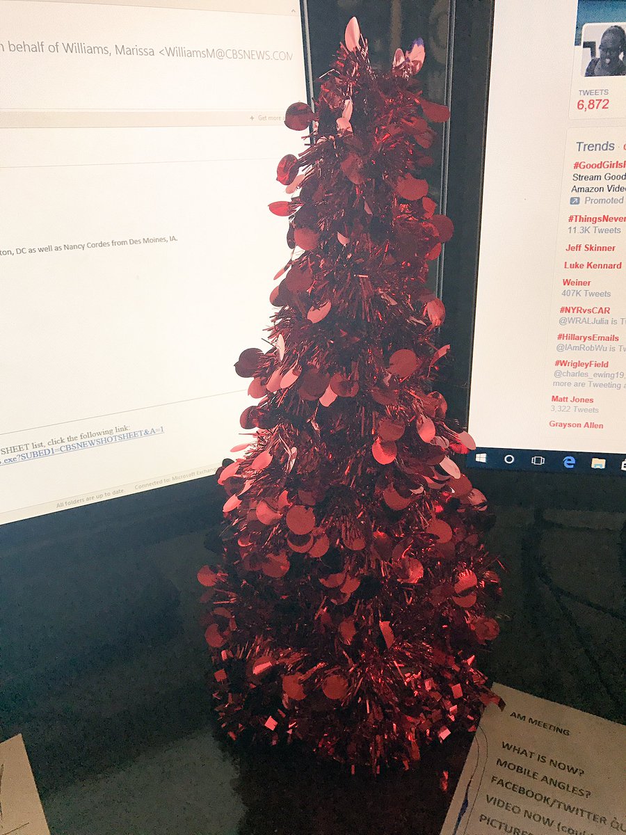 VickiMarie31's tweet photo. When you're already thinking about Christmas! #desktree #nevertooearly #mostwonderfultimeoftheyear #halloweenwhat #dontjudgeme https://t.co/yLSxRJVABv