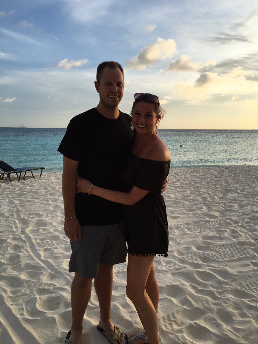 Katiejo24's tweet photo. When you dream you are back in Aruba and wake up...💭at least it's Friday. 💗#honeymoon #takemeback https://t.co/0ahQAkh5IS