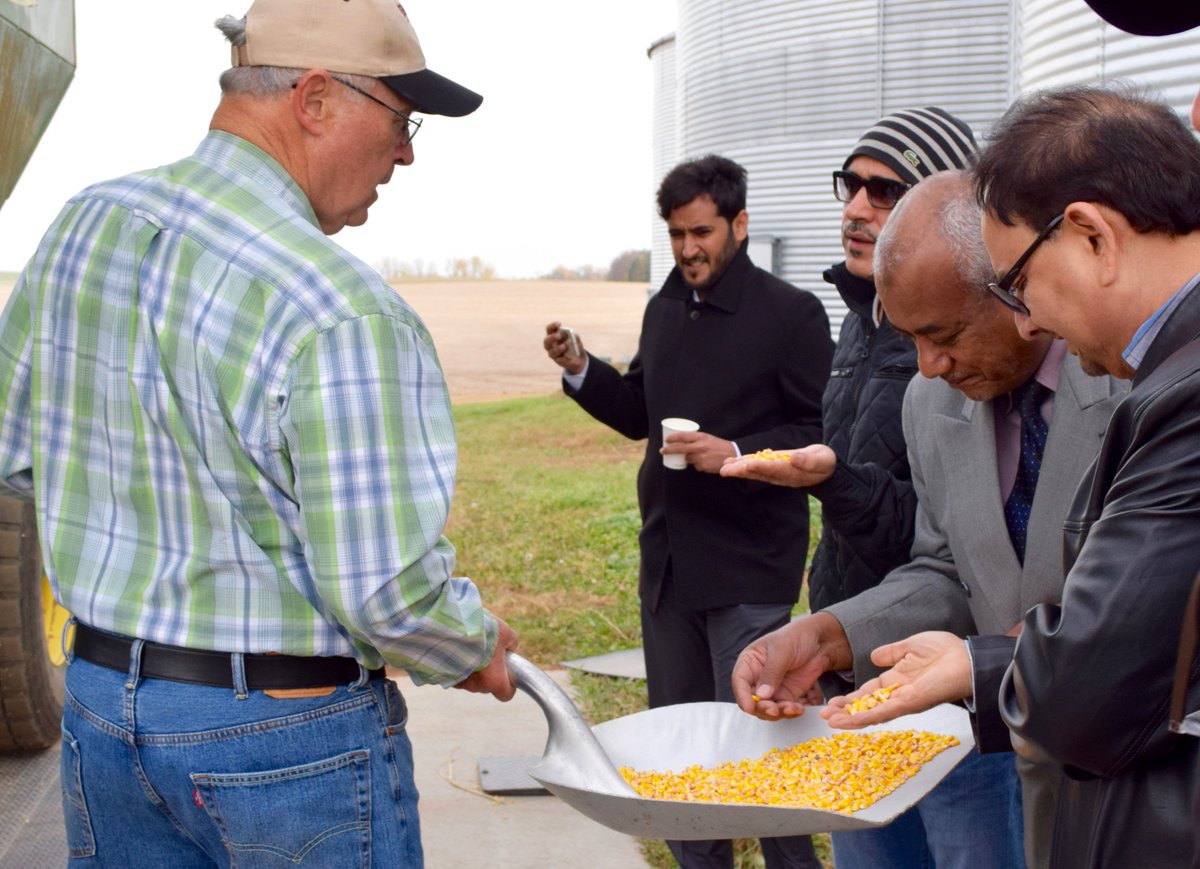 sdcorn's tweet photo. Members of a Saudi trade team inspect corn in a scoop held by Al Miron, who farms north of Sioux Falls, S.D. #ExEx16 #tradematters @usgc https://t.co/2NxoFDkiwr