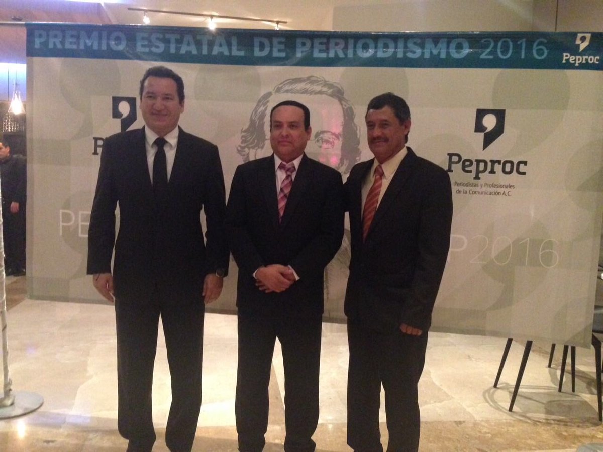 Adan_Soria's tweet photo. En la entrega de los premios a lo mejor del periodismo en Durango. Suerte a todos los nominados!!! #Peproc https://t.co/OJORJu4jgg