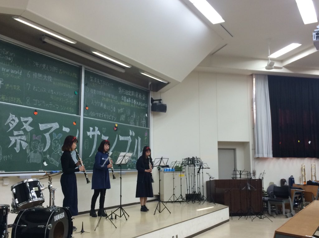 森のクラリネット隊による海の見える街です。赤いリボンに紺色のコスチュームが魔女の宅急便の主人公そっくり！可愛らしいですね😍