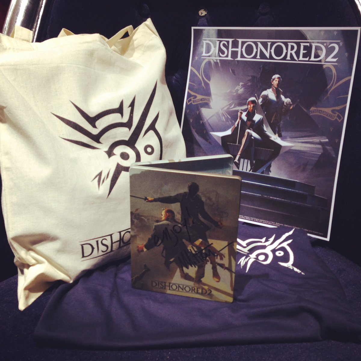 Bethesda_fr's tweet image. Follow + RT pour tenter de gagner ce pack de goodies collector #Dishonored2... Avec un boîtier dédicacé par Sebastien Mitton ! #BethesdaPGW