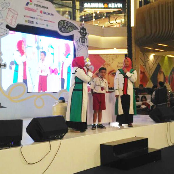 energiedukasi's tweet photo. Baru saja ada peragaan robotik dan IPTEK di #PertaminaScienceFunFair nih, Sob! Ada yang tahu kira-kira peragaan ini tentang apa? Coba tebak! https://t.co/yAiPEFbpzG