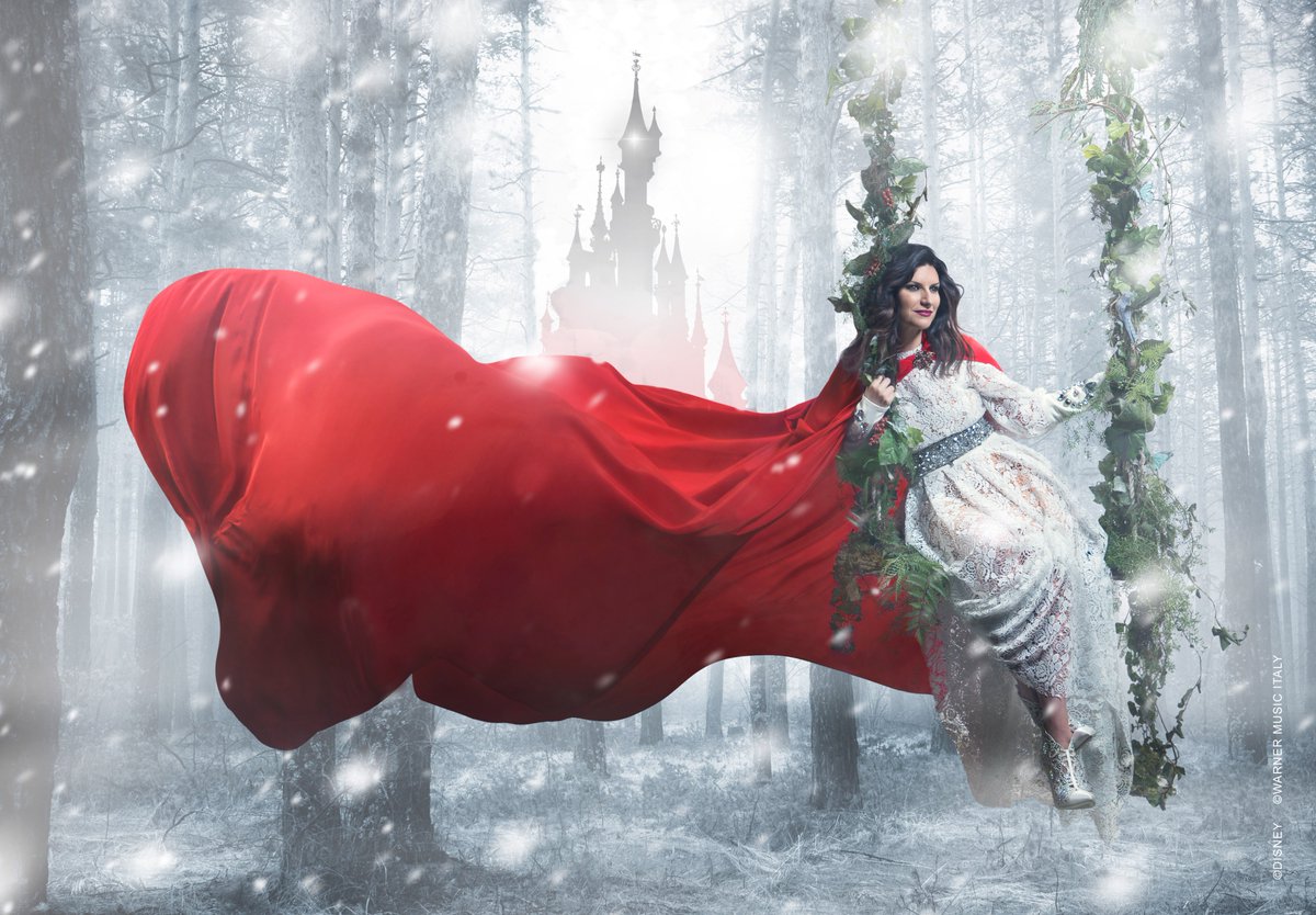 LauraPausini's tweet photo. #LAURAXMAS at @DisneylandParis https://t.co/ZCap0pg7l2 https://t.co/97ZoqMSdpb