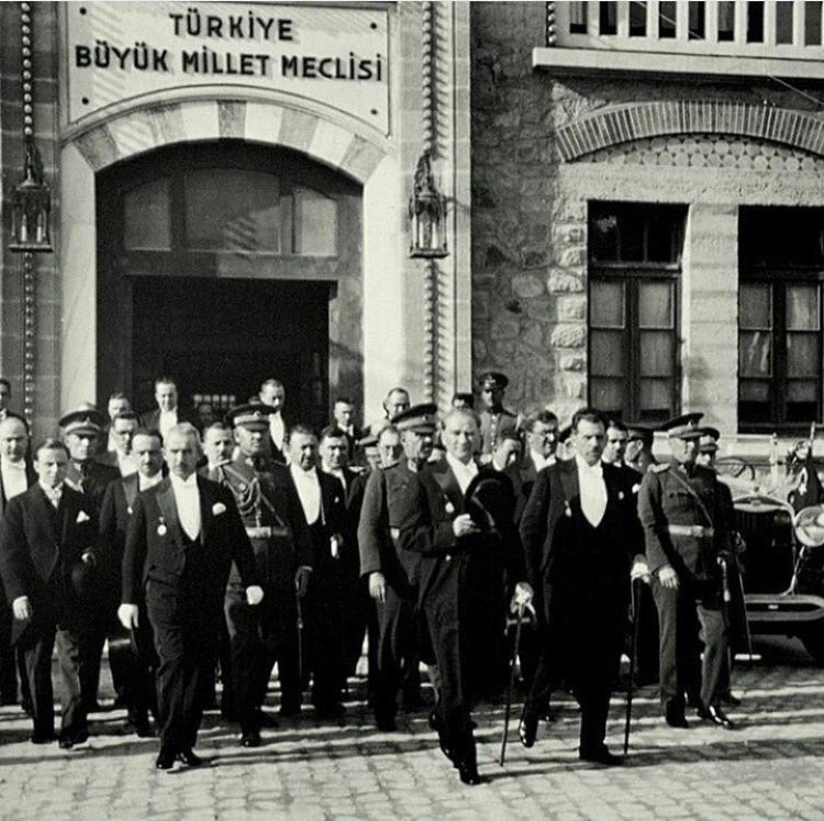 Emanetine son damla kanımıza kadar sahip çıkacağız.Kula kulluk edenlere,hak yiyenlere,mazlum ve mağdur etmeyi sevenlere inat. #29Ekim1923