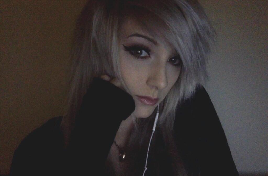 What are you guys up to today? ❄❄ #Retweets? #FollowMeIFollowBack Oh and be sure to follow <a href="/sliverflash_/">.</a> !! Thanks!