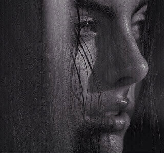 كنت اعلم في سرى بأني لست سوى عابرة تمرعلى ذاكرتك وستسقط عمداًبموجب العادات والتقاليدالتي يتوارثهاالرجال ويوصون بها.!