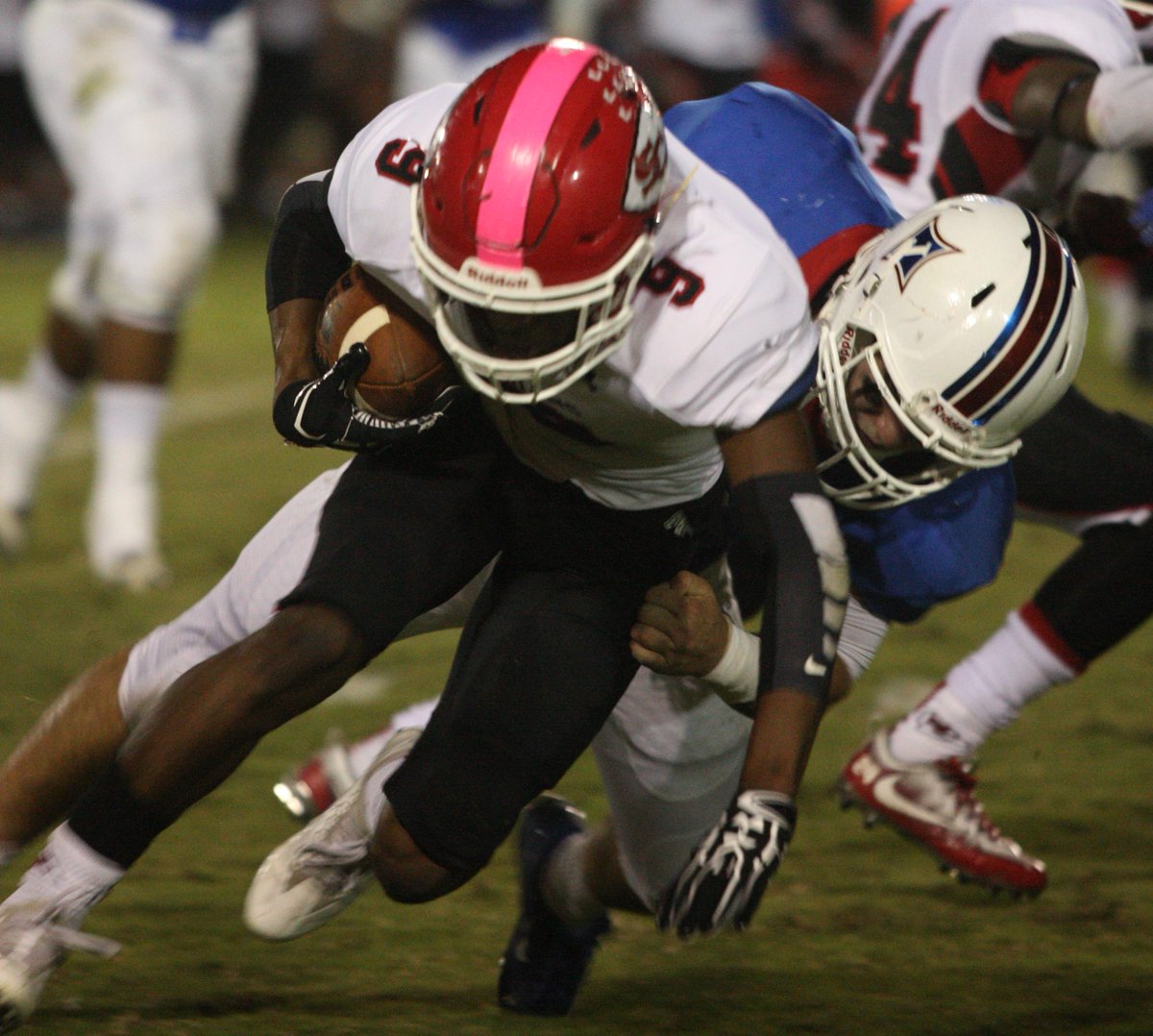 BHMunro1's tweet photo. Photos of @JeffersonFootba vs. Stephens Co. @ya_boy_clark_ @jpaolozzi25 @The_Wood21 @jtowndragons @JHS_Dragons https://t.co/oPEvQUyIEr