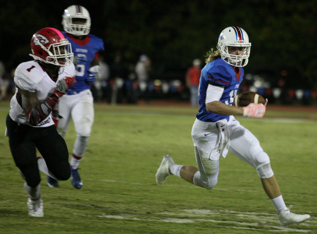 BHMunro1's tweet photo. Photos of @JeffersonFootba vs. Stephens Co. @ya_boy_clark_ @jpaolozzi25 @The_Wood21 @jtowndragons @JHS_Dragons https://t.co/oPEvQUyIEr