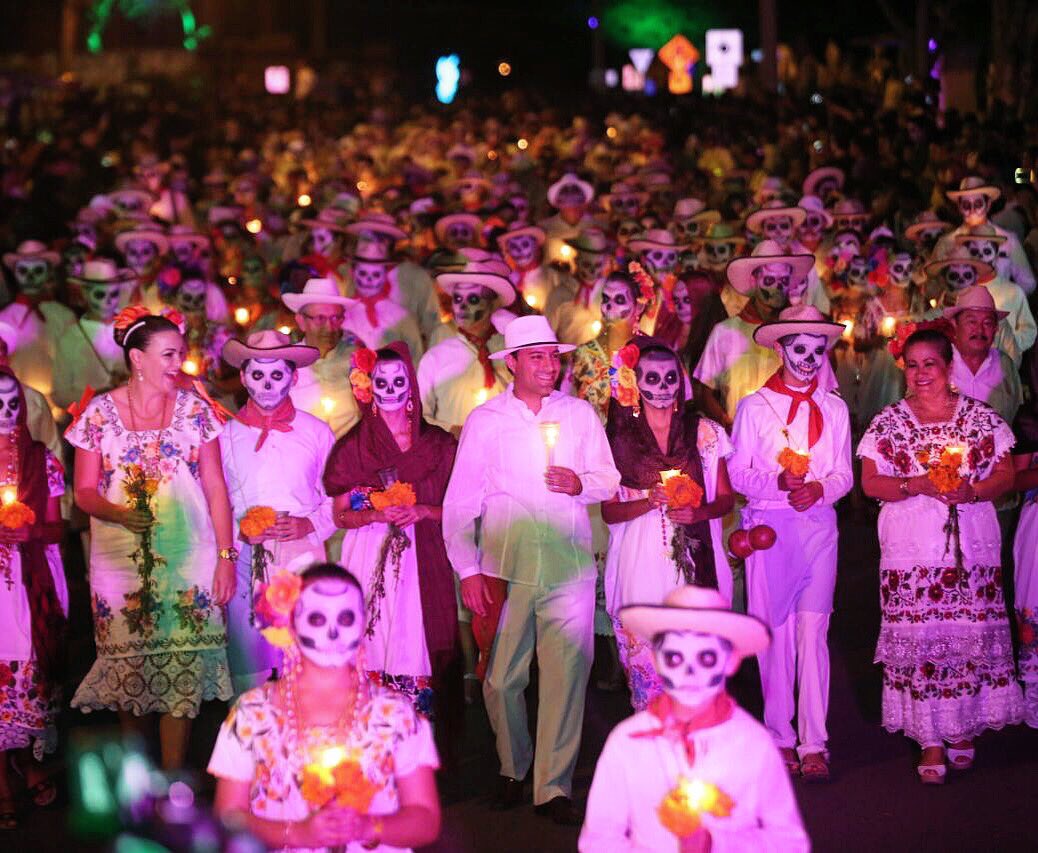 MauVila's tweet photo. Más de 600 ánimas se apropiaron de las calles de #Mérida y le rindieron tributo a una tradición que tiene sus raíces en la cultura maya. https://t.co/2yNstQP5p4