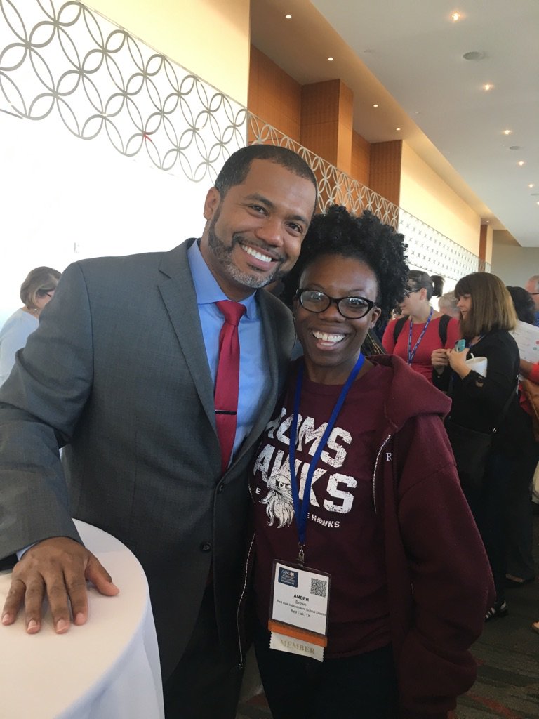 AmberBrownTeach's tweet photo. Met an amazing speaker today at #inacol16 #quest16 https://t.co/0IeM5Hk5ec