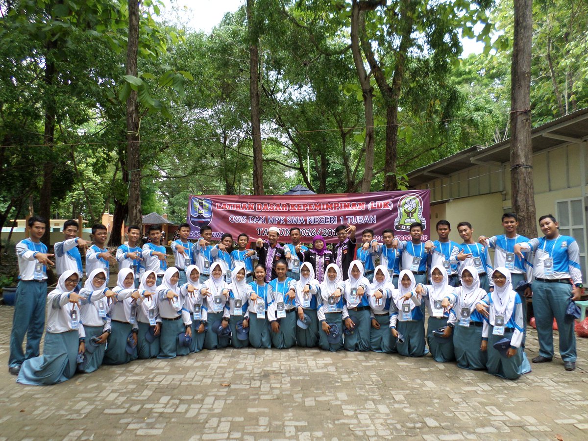 Akhir dari LDK pengurus OSIS periode 2016-2017
Ini  adalah salah satu kebersamaan ACTO_VERO bersama pembina.