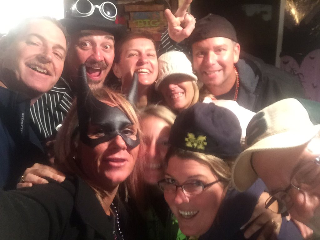 jensurber's tweet photo. Crazy crew 🎃 https://t.co/P8dyYd8qBN