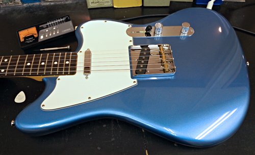 青メタリックに パーチメントのピックガードが クールに映える テレ