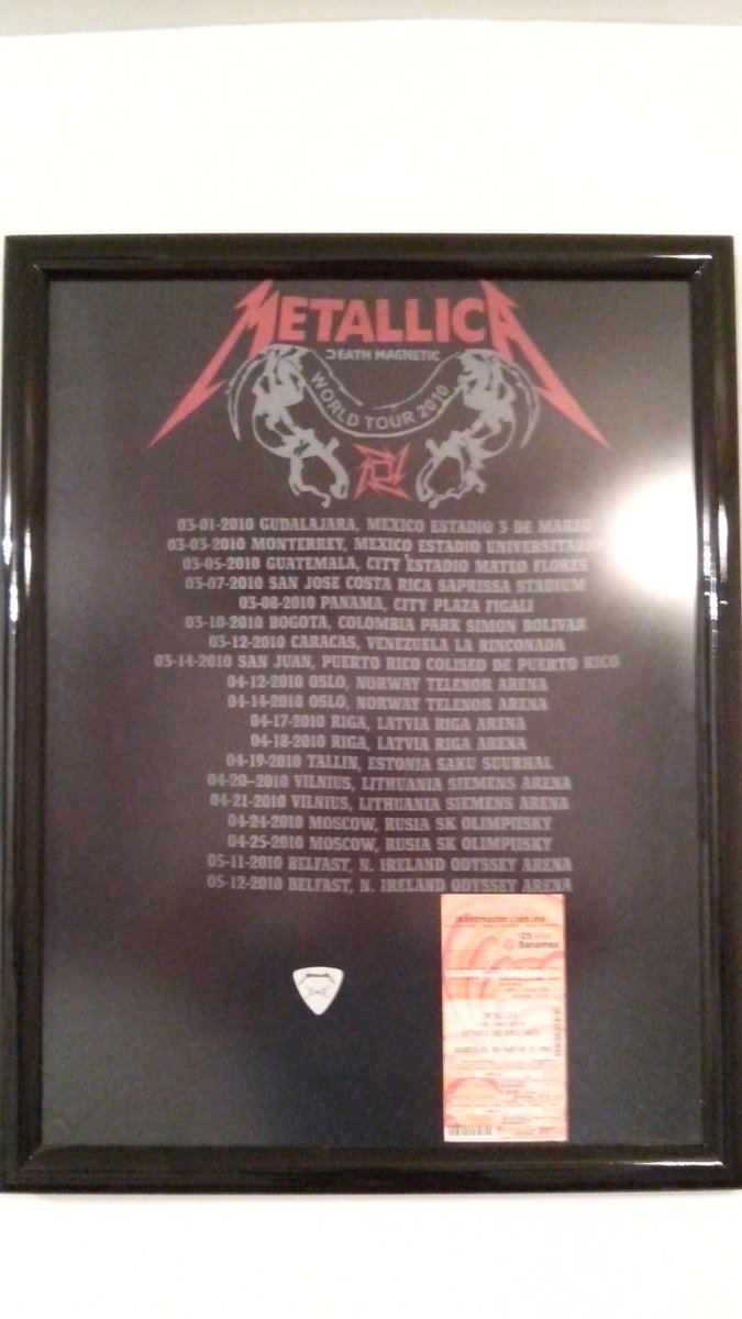 ivankno1's tweet photo. @Metallica uno de mis tesoros colgado en la pared de la sala de mi casa con la pua q cache  
#Noesporpresumir https://t.co/irtNDEjKu1