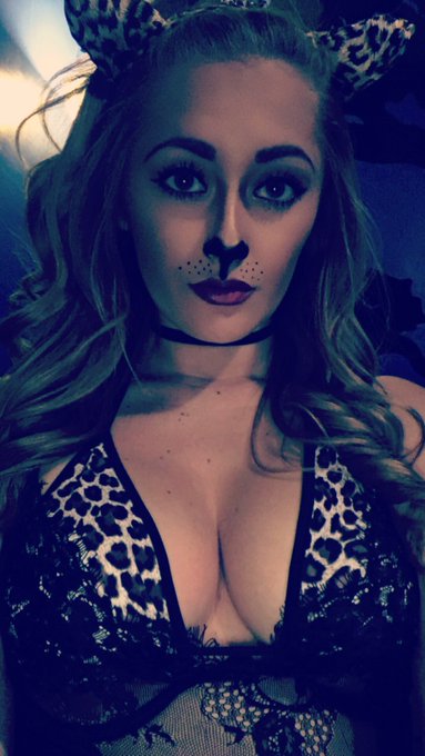 🐱💋👻 last minute costume https://t.co/nW17mupwqc<a href="/tag/bts"class="tags"><span>#bts</span></a>