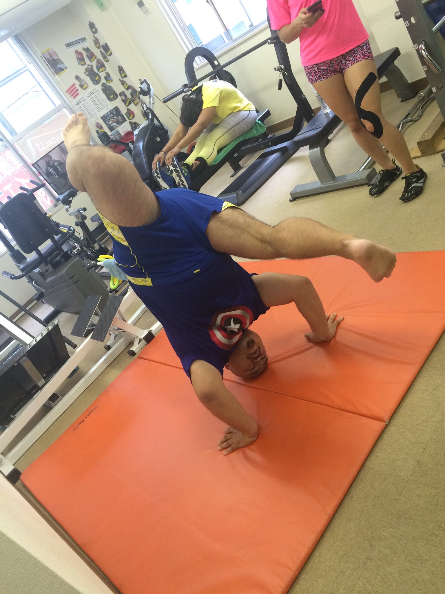 安田大サーカス クロちゃん カポエィラの自主トレ ジンガ メイア ルーア ジ コンパッソ 三点倒立して蹴り