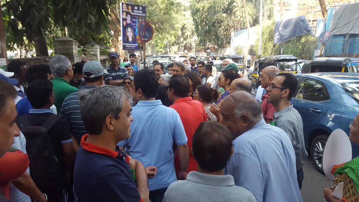 diipti's tweet photo. Glad so many people turned up to save the trees from being chopped in Khar at this protest organised by #rastaachaap cc @mrsfunnybones https://t.co/IcJfPIx8Ec